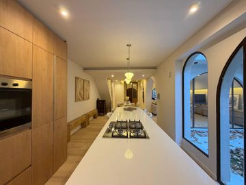 VENTA: casa de tres dormitorios, dos cocheras, patio, quincho y pileta. Barrio Lourdes, Rosario