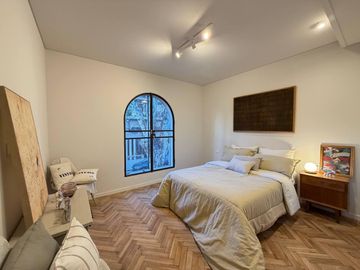 VENTA: casa de tres dormitorios, dos cocheras, patio, quincho y pileta. Barrio Lourdes, Rosario