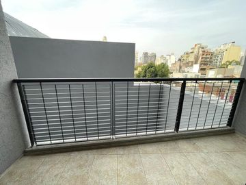 Muy lindo monoambiente a estrenar con balcón y baño completo. Todo luz!!
