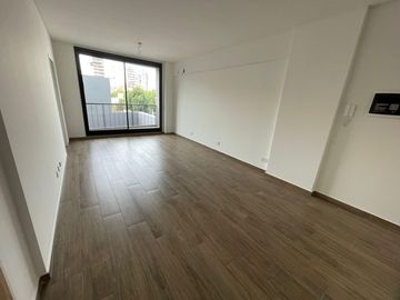 Muy lindo monoambiente a estrenar con balcón y baño completo. Todo luz!!