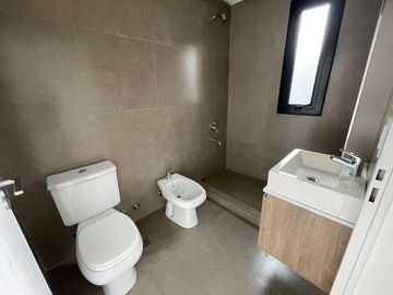 Muy lindo monoambiente a estrenar con balcón y baño completo. Todo luz!!