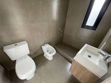Muy lindo monoambiente a estrenar con balcón y baño completo. Todo luz!!