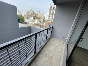 Muy lindo monoambiente a estrenar con balcón y baño completo. Todo luz!!