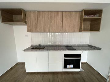 Muy lindo monoambiente a estrenar con balcón y baño completo. Todo luz!!
