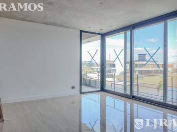 Casa sobre lote al RIO en venta en EL YACHT, NORDELTA