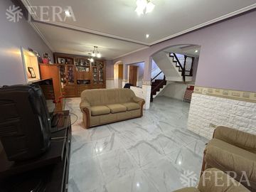 Venta Casa 6 ambientes con cochera y quincho en San Jose