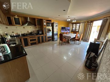 Venta Casa 6 ambientes con cochera y quincho en San Jose