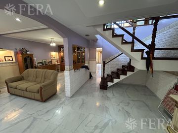 Venta Casa 6 ambientes con cochera y quincho en San Jose