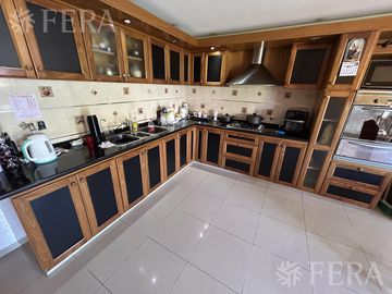 Venta Casa 6 ambientes con cochera y quincho en San Jose