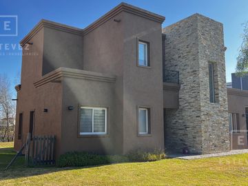 Casa en venta, 3 dormitorios, pileta, laguna, Barrio Cerrado, GBA Norte