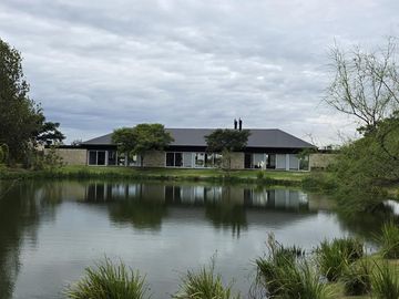 Casa en venta, 3 dormitorios, pileta, laguna, Barrio Cerrado, GBA Norte