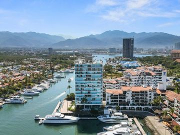 Departamento con vista al mar en Marina Vallarta, piso 10