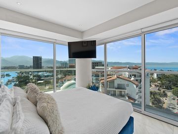 Departamento con vista al mar en Marina Vallarta, piso 10