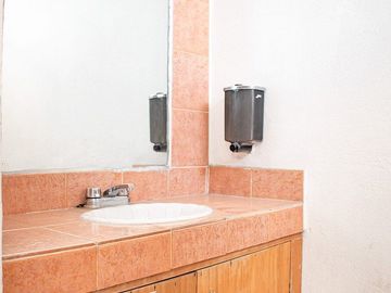 ¿Buscas oficina con baño propio y gran ubicación? Local de 75m2 en Nauc. Centro