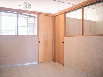 ¿Buscas oficina con baño propio y gran ubicación? Local de 75m2 en Nauc. Centro