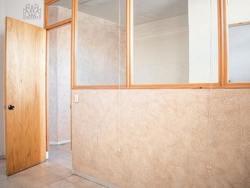 ¿Buscas oficina con baño propio y gran ubicación? Local de 75m2 en Nauc. Centro