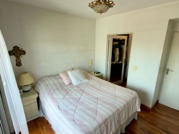 Venta Semipiso 4 Ambientes con Suite en Flores Norte con Cochera Fija y Parrilla (Apto Crédito)