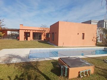 Venta | Casa estilo moderno en Altos de Campo Grande |