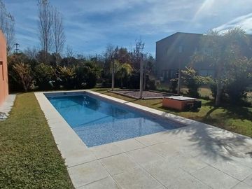 Venta | Casa estilo moderno en Altos de Campo Grande |