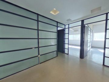 Alquiler Depósito Edificio Comercial Oficinas polo audiovisual pick Up montacargas 7 baños Chacarita