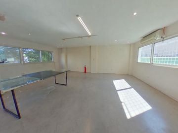 Alquiler Depósito Edificio Comercial Oficinas polo audiovisual pick Up montacargas 7 baños Chacarita