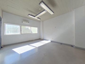 Alquiler Depósito Edificio Comercial Oficinas polo audiovisual pick Up montacargas 7 baños Chacarita