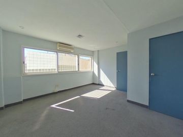 Alquiler Depósito Edificio Comercial Oficinas polo audiovisual pick Up montacargas 7 baños Chacarita