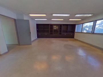 Alquiler Depósito Edificio Comercial Oficinas polo audiovisual pick Up montacargas 7 baños Chacarita