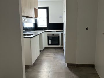 VENTA 4AMB CON COCHERA, DOS BAÑOS Y TOILETTE. BALCON AL FRENTE Y AMENITIES.