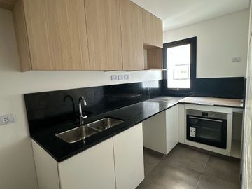 VENTA 4AMB CON COCHERA, DOS BAÑOS Y TOILETTE. BALCON AL FRENTE Y AMENITIES.