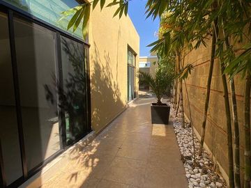 Hermosa casa de un piso con alberca y jacuzzi
