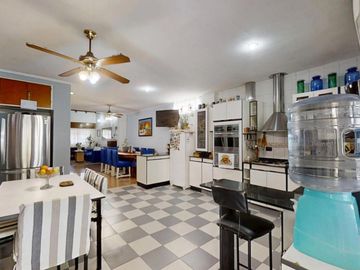 Casa en Venta de 4 Ambientes en Olivos con Garage, Jardín y Parrila