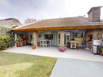 Casa en Venta de 4 Ambientes en Olivos con Garage, Jardín y Parrila