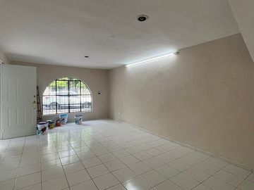 CASA EN VENTA DENTRO DE LA CIUDAD DE MERIDA, ITZIMNÁ