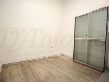 Oportunidad: edificio en dos plantas sobre Av. Olivera, múltiples usos