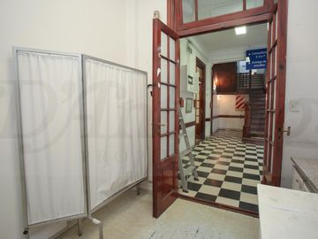 Oportunidad: edificio en dos plantas sobre Av. Olivera, múltiples usos