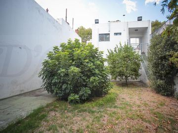 Oportunidad: edificio en dos plantas sobre Av. Olivera, múltiples usos