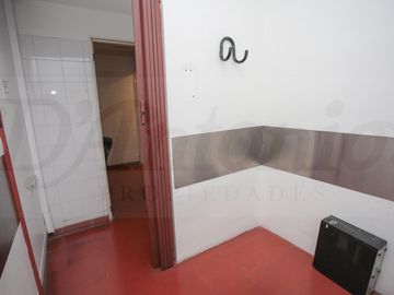 Oportunidad: edificio en dos plantas sobre Av. Olivera, múltiples usos