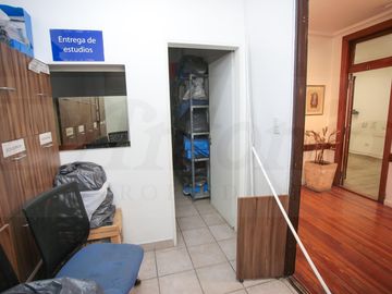 Oportunidad: edificio en dos plantas sobre Av. Olivera, múltiples usos
