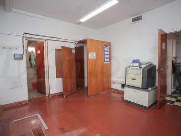 Oportunidad: edificio en dos plantas sobre Av. Olivera, múltiples usos