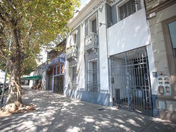 Oportunidad: edificio en dos plantas sobre Av. Olivera, múltiples usos