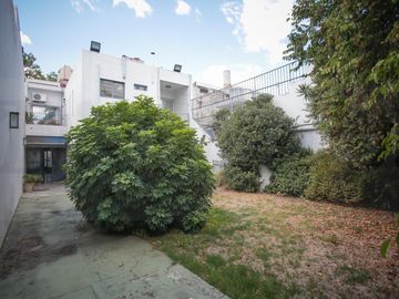 Oportunidad: edificio en dos plantas sobre Av. Olivera, múltiples usos