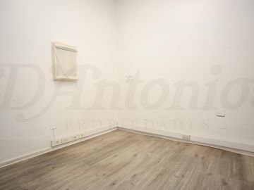 Oportunidad: edificio en dos plantas sobre Av. Olivera, múltiples usos