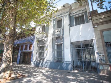 Oportunidad: edificio en dos plantas sobre Av. Olivera, múltiples usos