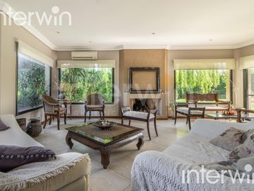 Venta casa sobre terreno de 800 m2 con jardín, piscina, galería, parrilla y terraza. - Garin