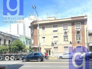 Muy cómodo y muy luminoso 2 ambientes! al frente, 2do. piso por escalera (pisos cortos).