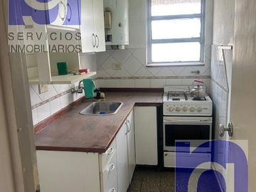 Muy cómodo y muy luminoso 2 ambientes! al frente, 2do. piso por escalera (pisos cortos).