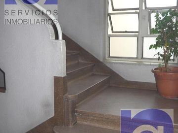 Muy cómodo y muy luminoso 2 ambientes! al frente, 2do. piso por escalera (pisos cortos).