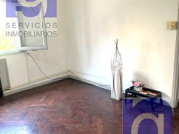 Muy cómodo y muy luminoso 2 ambientes! al frente, 2do. piso por escalera (pisos cortos).