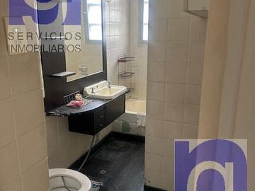Muy cómodo y muy luminoso 2 ambientes! al frente, 2do. piso por escalera (pisos cortos).
